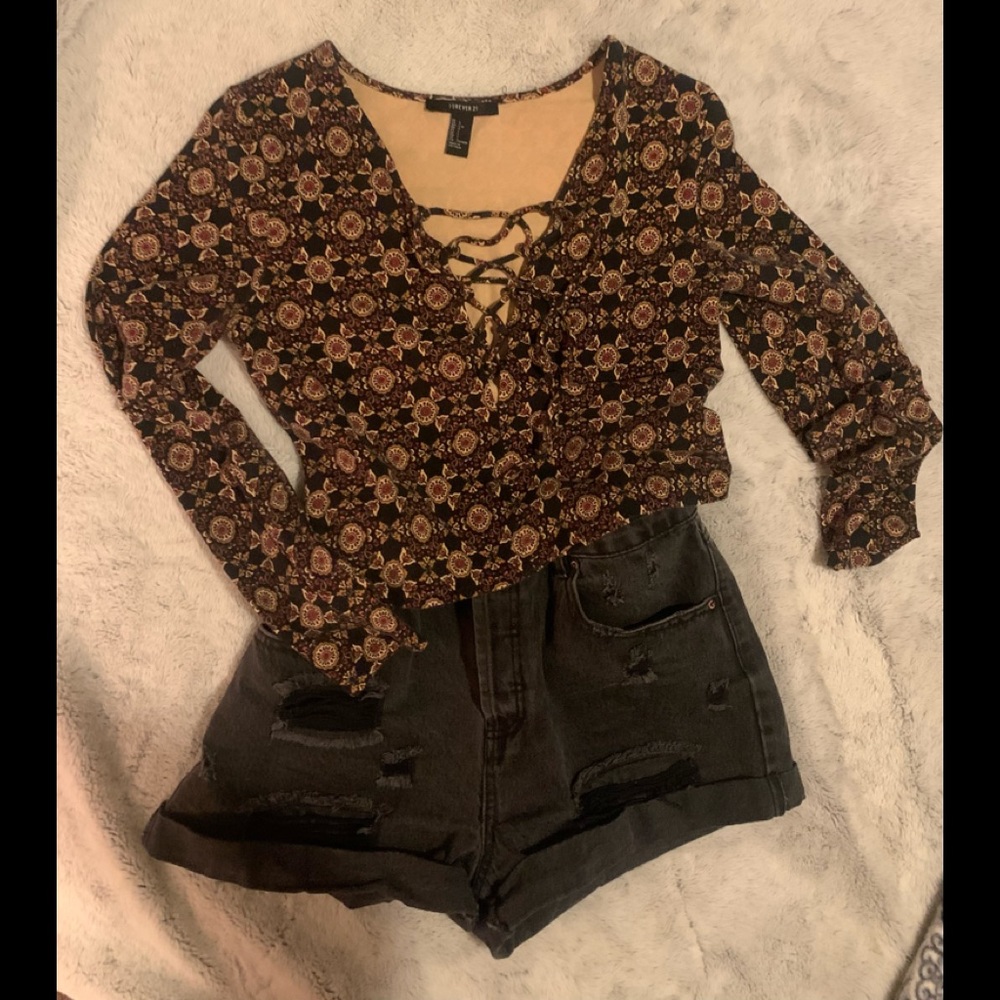 Forever 21 Sz L - Cropped Lace Up Front Top!  Preowned and in great condition!